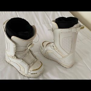 SNOWBOARDING BOOTS
